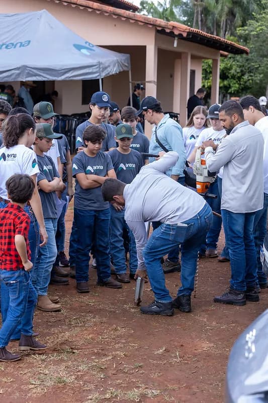 A equipe técnica mostra aos alunos como funciona o trado