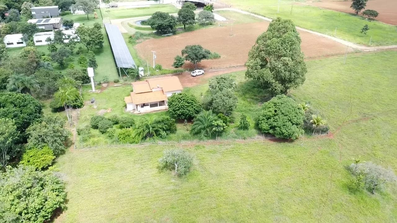 A casa e a área do quintal